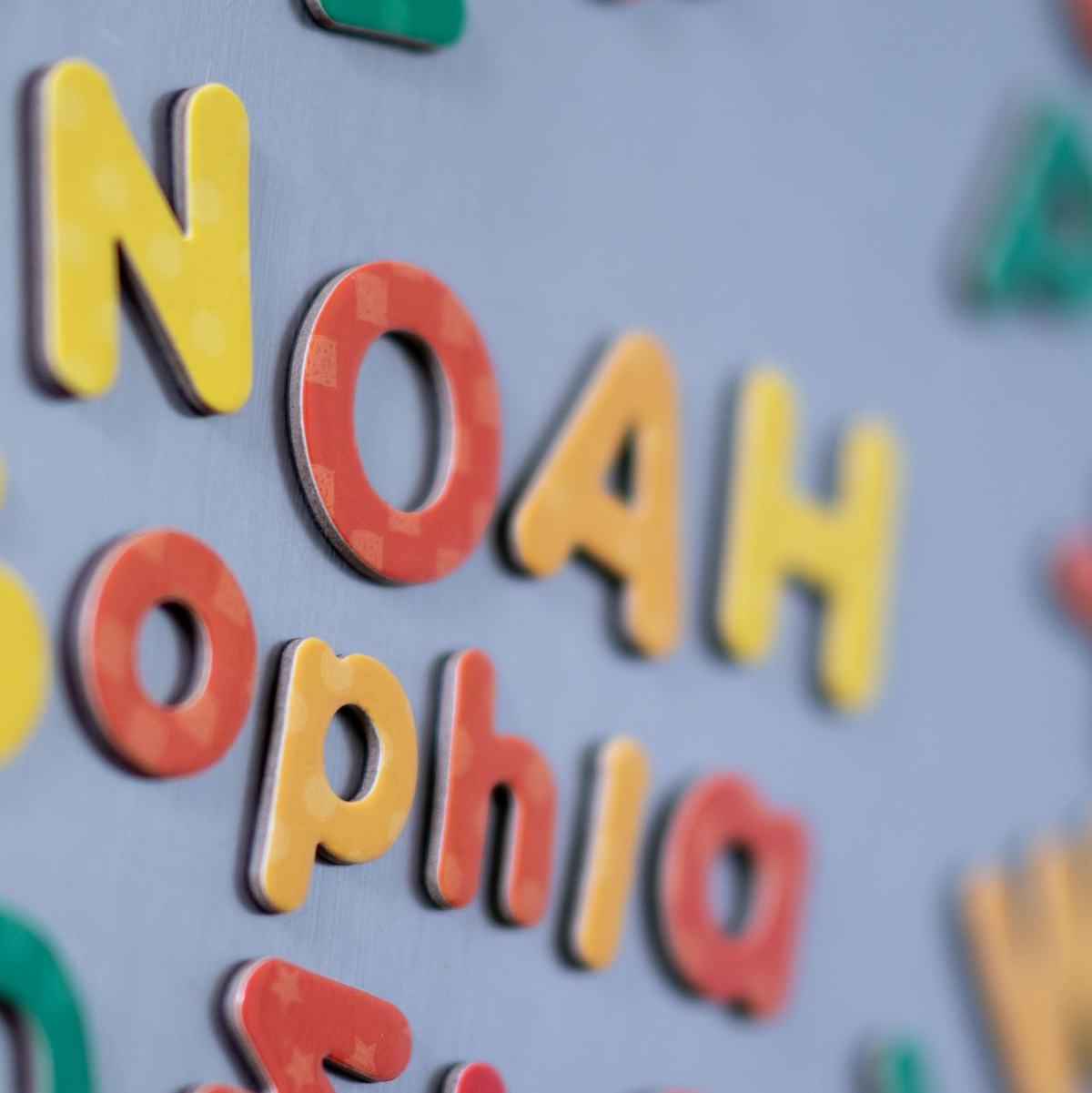 Das Vornamenduo Sophia und Sophie sowie Noah führen die Liste der beliebtesten Vornamen 2024 an (Symbolbild). - Foto: Hendrik Schmidt/dpa