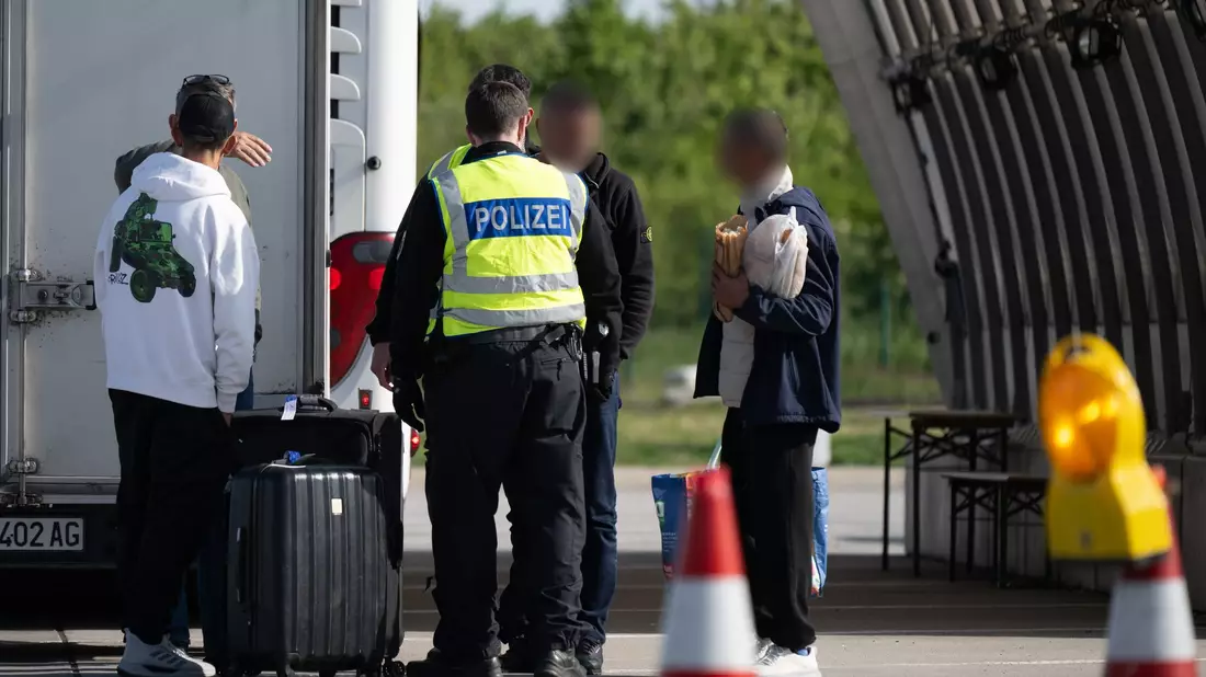 Dobrindt hatte angekündigt, schärfer kontrollieren zu lassen. - Bild: Sebastian Kahnert/dpa