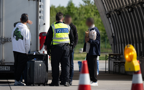 Dobrindt hatte angekündigt, schärfer kontrollieren zu lassen. - Foto: Sebastian Kahnert/dpa