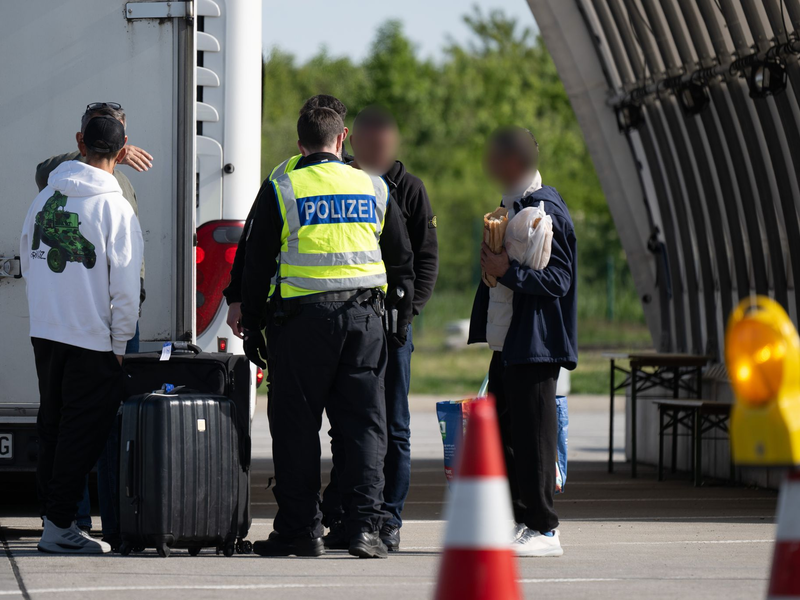 Dobrindt hatte angekündigt, schärfer kontrollieren zu lassen. - Foto: Sebastian Kahnert/dpa