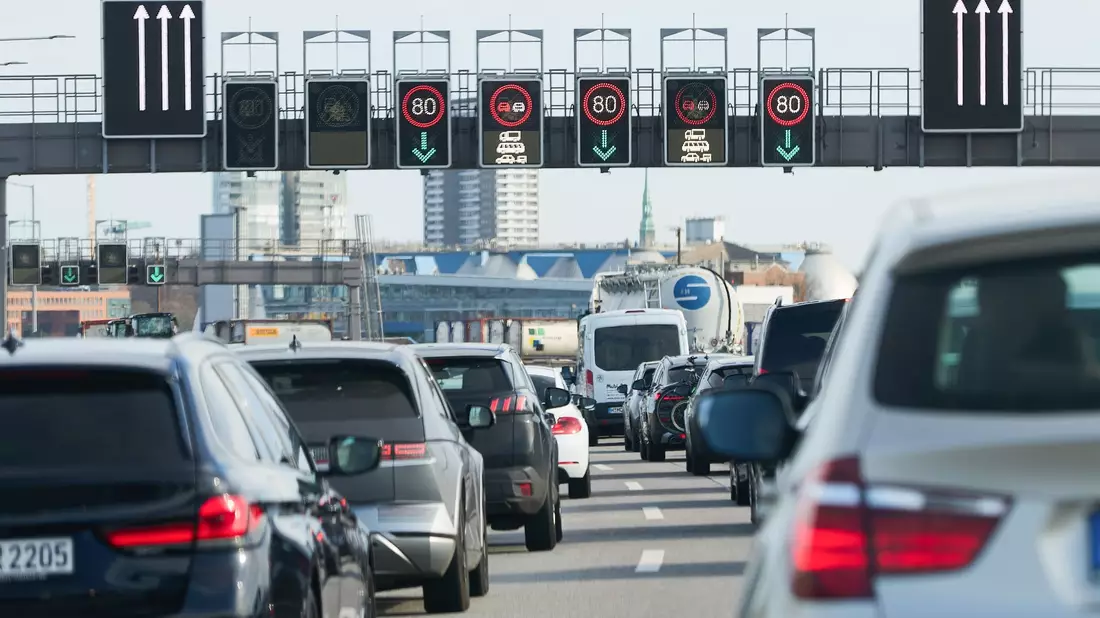 Autobauer bekommen in der EU mehr Zeit, um sich an Klimavorgaben zu halten. (Archivbild)   - Bild: Georg Wendt/dpa