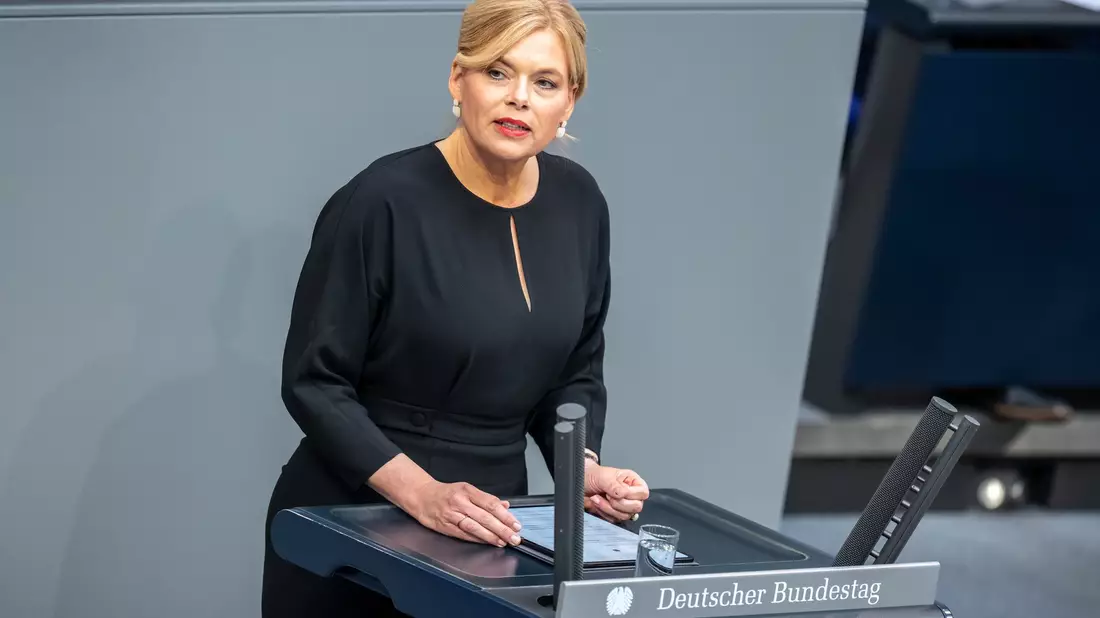 Bundestagspräsidentin Klöckner eröffnet die Gedenkstunde des Bundestags. - Bild: Michael Kappeler/dpa