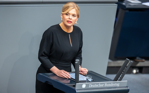 Bundestagspräsidentin Klöckner erinnerte beim Gedenkakt des Parlaments an vergessene Opfer des Kriegs. - Foto: Michael Kappeler/dpa