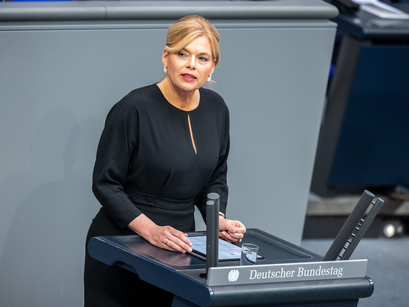 Bundestagspräsidentin Klöckner eröffnet die Gedenkstunde des Bundestags. - Foto: Michael Kappeler/dpa