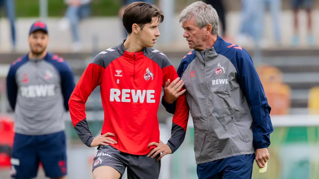 Guter Draht zu den Spielern: Funkel beim FC-Training. - Bild: Rolf Vennenbernd/dpa