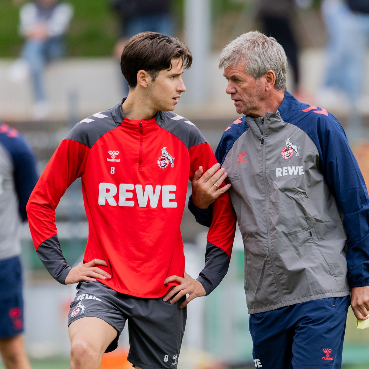 Guter Draht zu den Spielern: Funkel beim FC-Training. - Foto: Rolf Vennenbernd/dpa