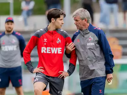 Guter Draht zu den Spielern: Funkel beim FC-Training. - Foto: Rolf Vennenbernd/dpa