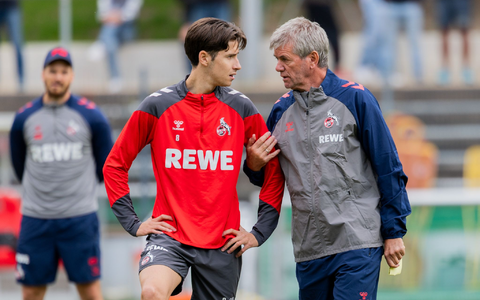 Guter Draht zu den Spielern: Funkel beim FC-Training. - Foto: Rolf Vennenbernd/dpa