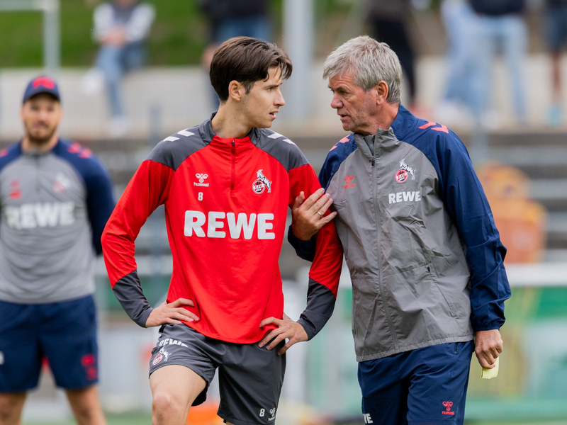 Guter Draht zu den Spielern: Funkel beim FC-Training. - Foto: Rolf Vennenbernd/dpa