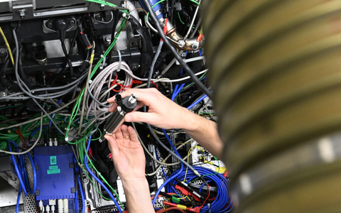 Eins der Themen, mit denen Bosch in Zukunft wachsen will: Wasserstoffmotoren für Nutzfahrzeuge. (Archivbild) - Foto: Bernd Weißbrod/dpa