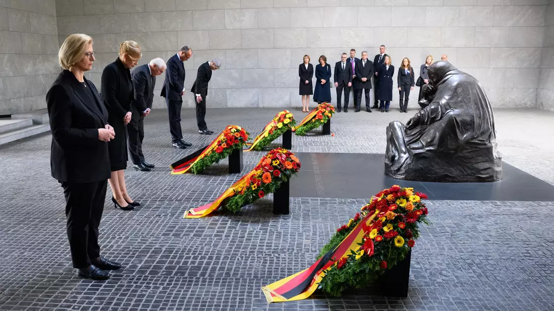 Die Spitzen der Verfassungsorgane legen Kränze zur Erinnerung an die Opfer von Krieg und Gewaltherrschaft nieder. - Bild: Bernd von Jutrczenka/dpa