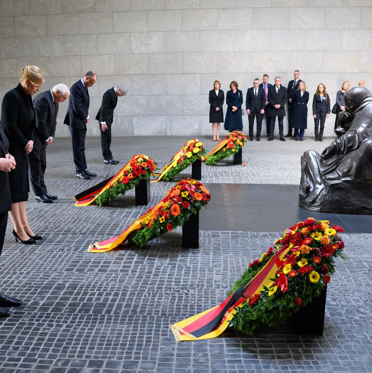 Die Spitzen der Verfassungsorgane legen Kränze zur Erinnerung an die Opfer von Krieg und Gewaltherrschaft nieder. - Foto: Bernd von Jutrczenka/dpa