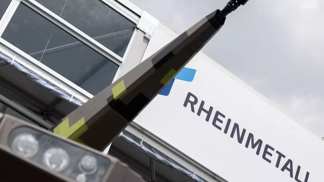Bei der Luft- und Raumfahrtausstellung ILA zeigte Rheinmetall ein Flugabwehr-Geschütz. Nun richtet sich der Blick nach oben zum Himmel - künftig sollen Weltraum-Satelliten wichtiger werden für die Waffenschmiede. - Bild: Sebastian Christoph Gollnow/dpa