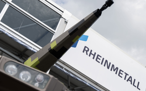 Bei der Luft- und Raumfahrtausstellung ILA zeigte Rheinmetall ein Flugabwehr-Geschütz. Nun richtet sich der Blick nach oben zum Himmel - künftig sollen Weltraum-Satelliten wichtiger werden für die Waffenschmiede. - Foto: Sebastian Christoph Gollnow/dpa