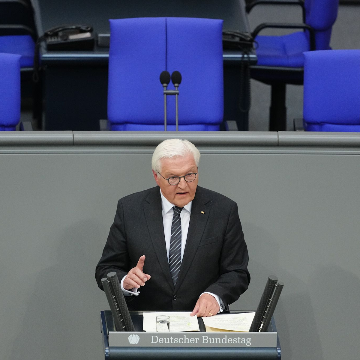 80 Jahre nach Kriegsende: Bundespräsident Steinmeier ruft zum Festhalten an den Lehren aus der NS-Diktatur auf. - Foto: Kay Nietfeld/dpa