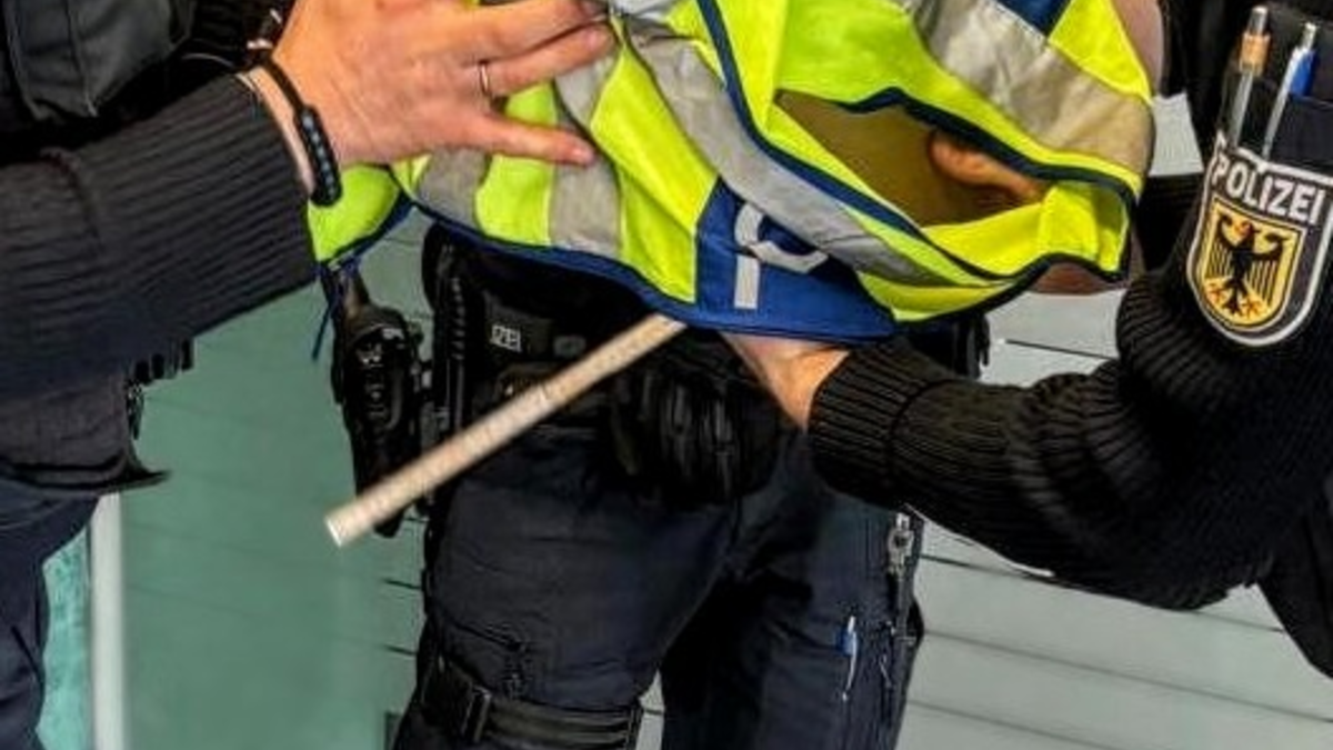 BPOL-KI: Kiel-Bahnhof: Wellensittich aus Bank befreit - Foto: presseportal.de