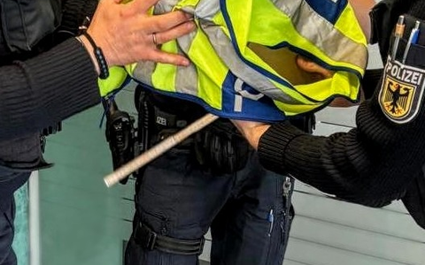 BPOL-KI: Kiel-Bahnhof: Wellensittich aus Bank befreit - Foto: presseportal.de