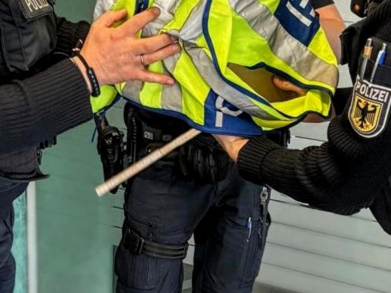 BPOL-KI: Kiel-Bahnhof: Wellensittich aus Bank befreit - Foto: presseportal.de