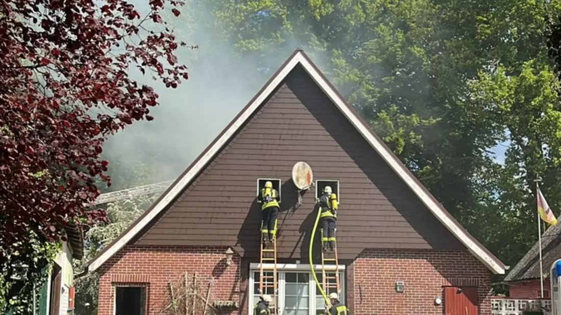 POL-STD: Dachstuhl von Wohnhaus in Brand geraten - Bild: presseportal.de