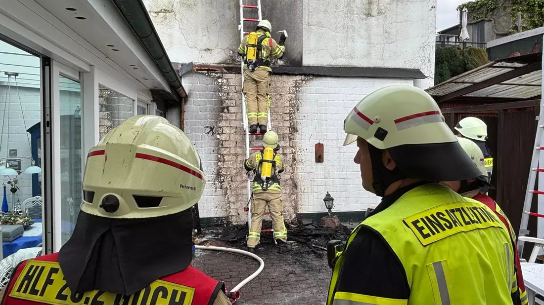 Feuerwehr Goch: Feuer in einem Innenhof - Bild: presseportal.de