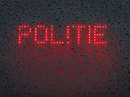 Das niederländische Wort für Polizei lautet «Politie». (Symbolbild) - Foto: Friso Gentsch/dpa