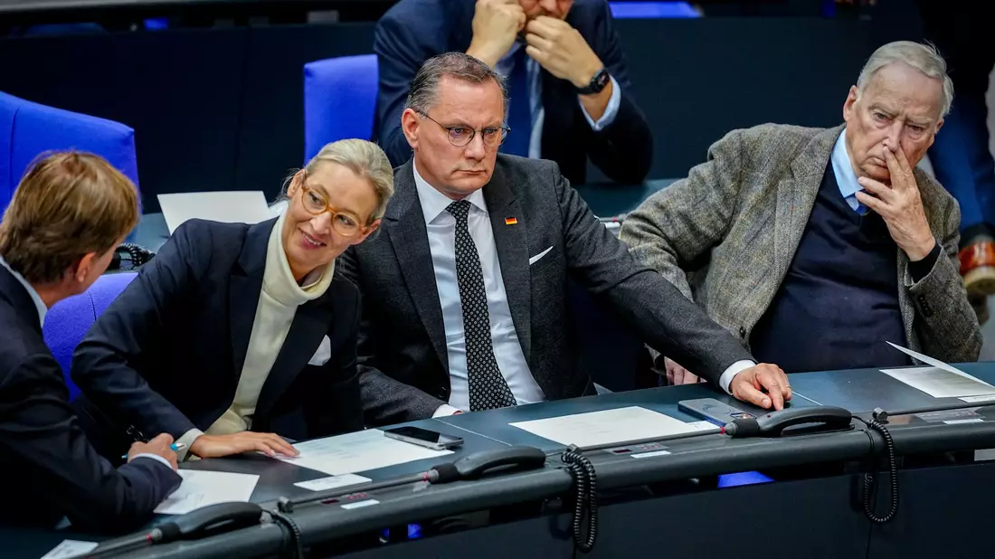 Die AfD-Chefs Alice Weidel und Tino Chrupalla nehmen zum 80. Jahrestag des Kriegsendes an einer Gedenkstunde im Bundestag teil. Am selben Tag kommt die Nachricht , dass der Verfassungsschutz vorläufig seine Einstufung der AfD als «gesichert rechtsextremistisch» auf Eis legt.  - Bild: Kay Nietfeld/dpa