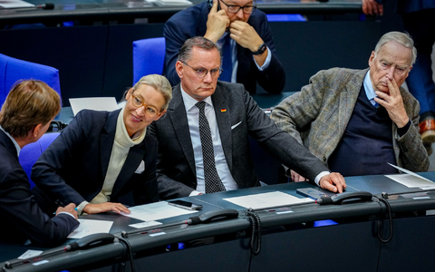 Die AfD-Chefs Alice Weidel und Tino Chrupalla nehmen zum 80. Jahrestag des Kriegsendes an einer Gedenkstunde im Bundestag teil. Am selben Tag kommt die Nachricht , dass der Verfassungsschutz vorläufig seine Einstufung der AfD als «gesichert rechtsextremistisch» auf Eis legt.  - Foto: Kay Nietfeld/dpa