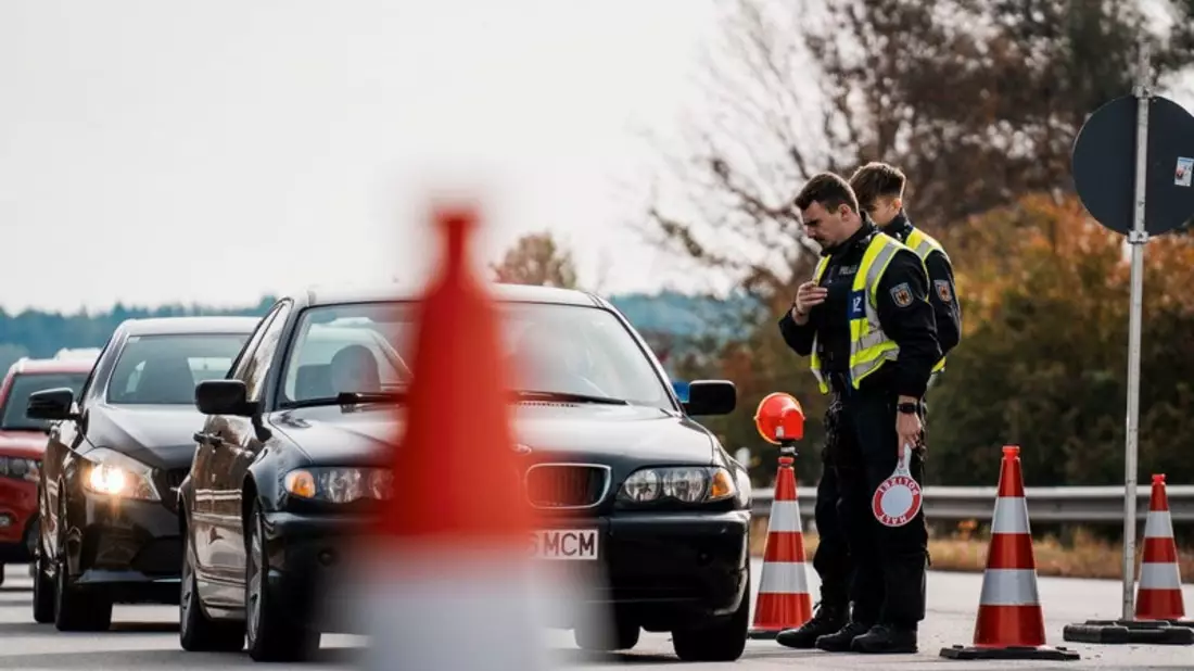 Bundespolizeidirektion München: Dokumententausch und Fahrverbot/ Bundespolizei bringt ausweislosen Migranten in Haft - Bild: presseportal.de
