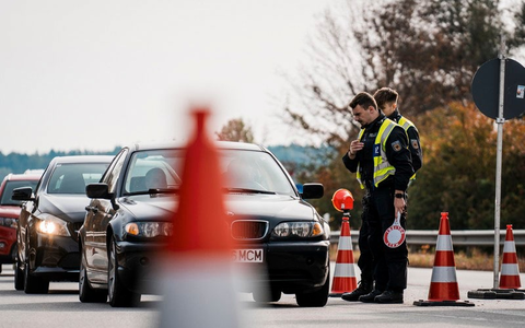 Bundespolizeidirektion München: Dokumententausch und Fahrverbot/ Bundespolizei bringt ausweislosen Migranten in Haft - Foto: presseportal.de Bundespolizeidirektion München: Dokumententausch und Fahrverbot/ Bundespolizei bringt ausweislosen Migranten in Haft - Foto: presseportal.de