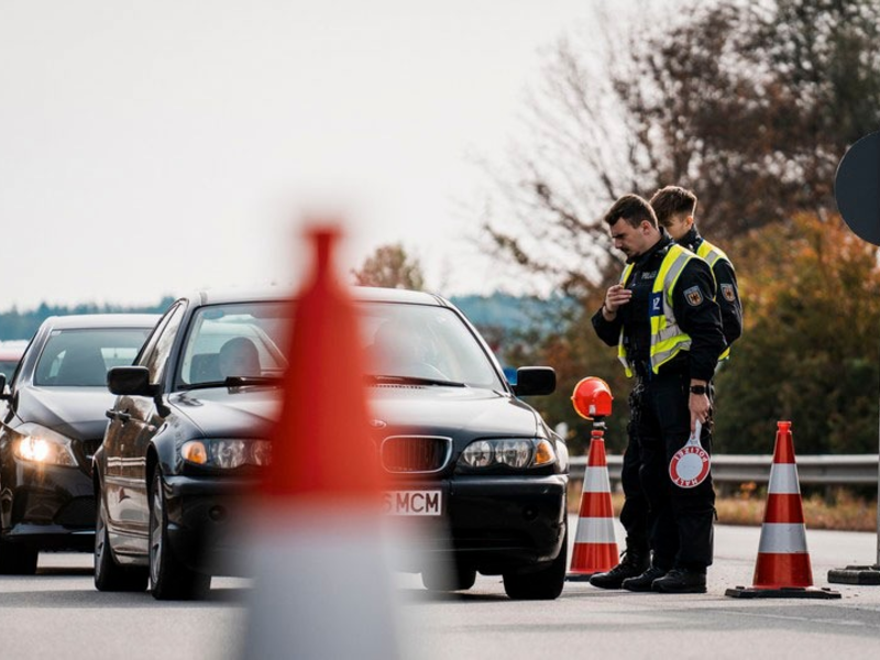 Bundespolizeidirektion München: Dokumententausch und Fahrverbot/ Bundespolizei bringt ausweislosen Migranten in Haft - Foto: presseportal.de