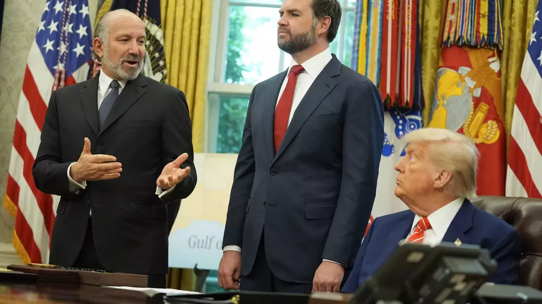 US-Präsident Donald Trump hat den Handelspakt mit Großbritannien als Erfolg seiner Zollpolitik angepriesen. - Bild: Evan Vucci/AP/dpa