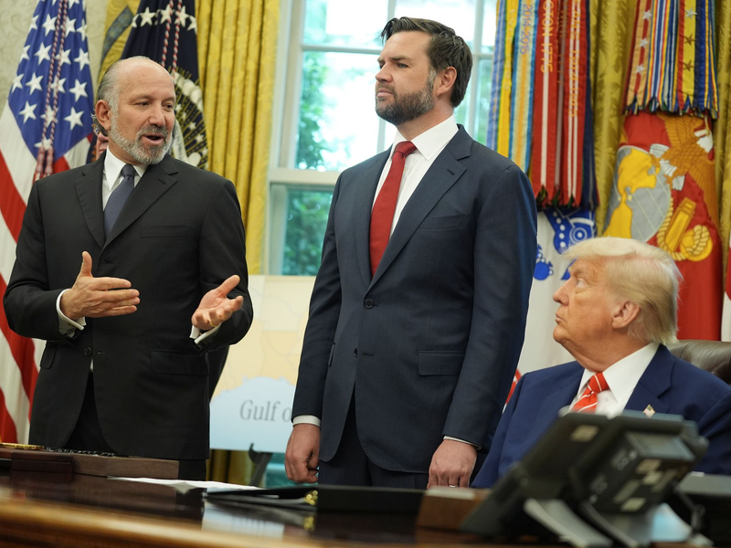 US-Präsident Donald Trump hat den Handelspakt mit Großbritannien als Erfolg seiner Zollpolitik angepriesen. - Foto: Evan Vucci/AP/dpa