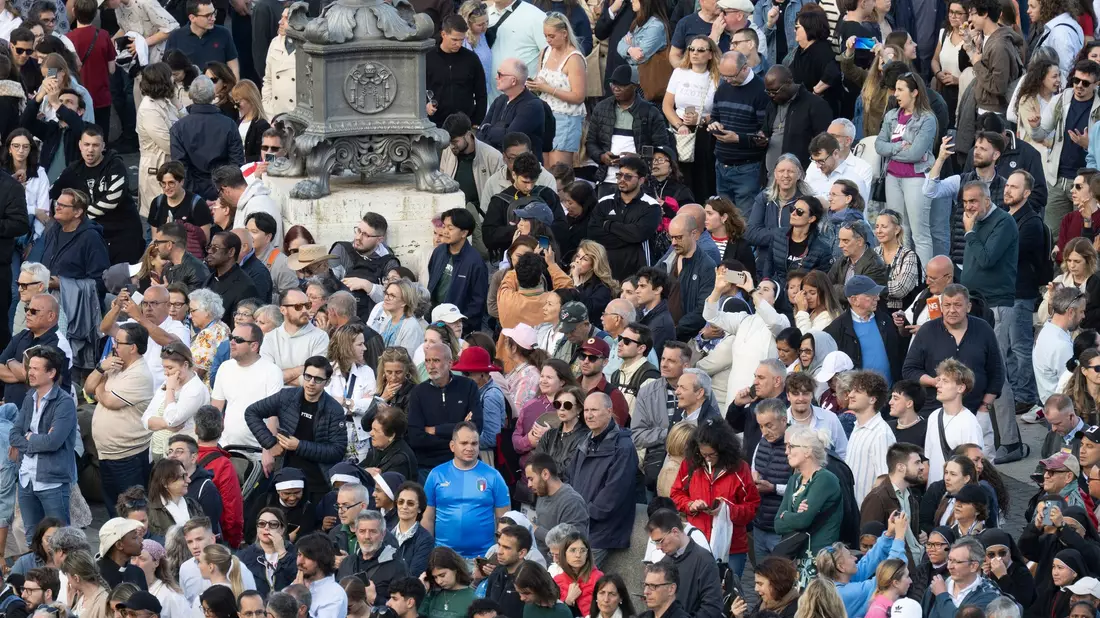 Die Schweizergarde wird den neuen Papst bewachen. Sie marschierte gleich nach seiner Wahl auf dem Petersplatz auf. - Bild: Marijan Murat/dpa