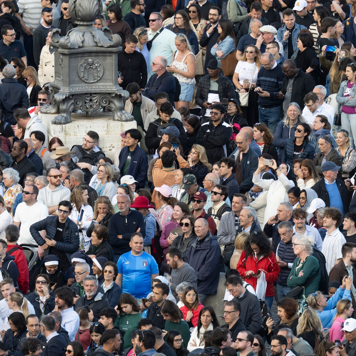 Die Schweizergarde wird den neuen Papst bewachen. Sie marschierte gleich nach seiner Wahl auf dem Petersplatz auf. - Foto: Marijan Murat/dpa