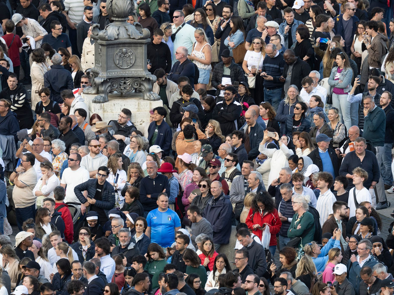Die Schweizergarde wird den neuen Papst bewachen. Sie marschierte gleich nach seiner Wahl auf dem Petersplatz auf. - Foto: Marijan Murat/dpa