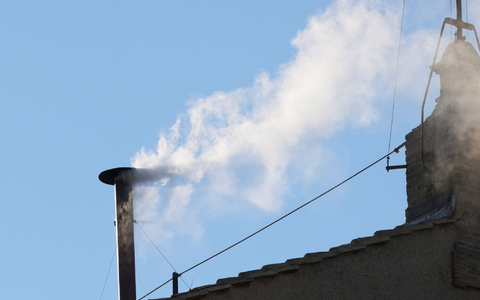 Weißer Rauch: Es gibt einen neuen Papst. - Foto: Andrew Medichini/AP/dpa Weißer Rauch: Es gibt einen neuen Papst. - Foto: Andrew Medichini/AP/dpa
