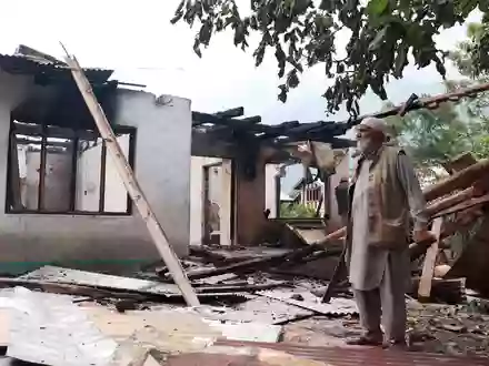 Ein Anwohner im indisch kontrollierten Kaschmir steht neben einem Haus, das durch pakistanischen Artilleriebeschuss beschädigt worden sein soll. (Foto Archiv) - Foto: Junaid Bhat/AP/dpa