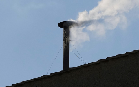 Weißer Rauch aus dem Schornstein der Sixtinischen Kapelle. - Foto: Alessandra Tarantino/AP/dpa