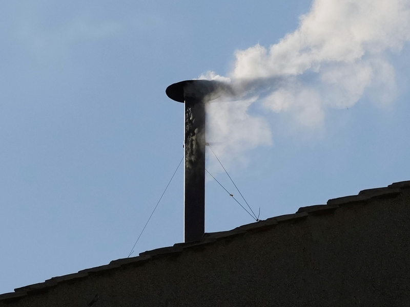 Weißer Rauch aus dem Schornstein der Sixtinischen Kapelle. - Foto: Alessandra Tarantino/AP/dpa