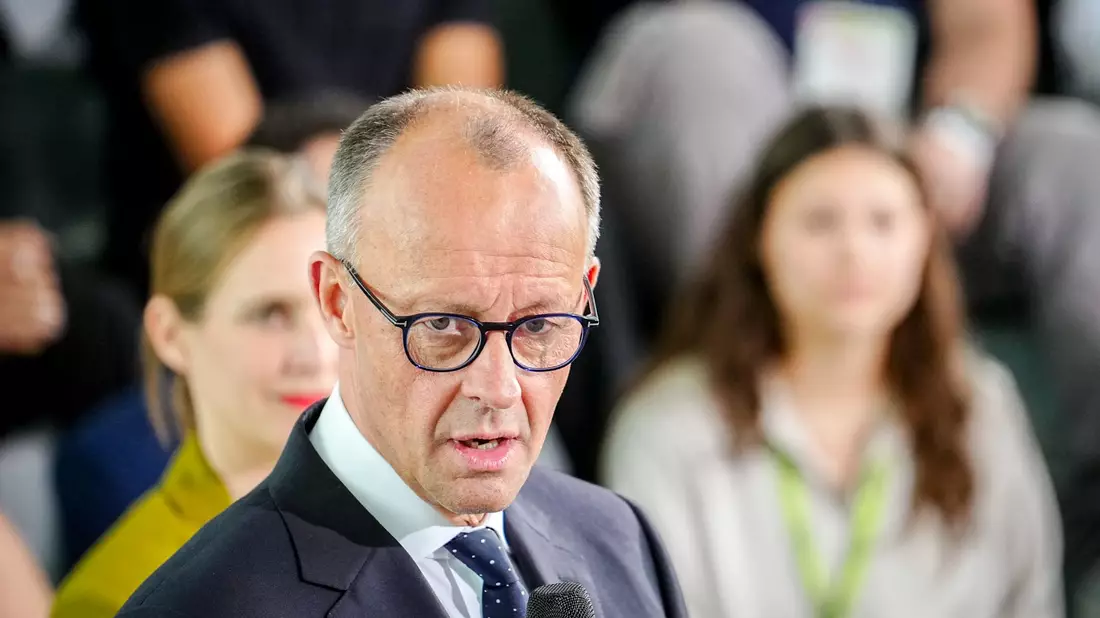 Es gibt einen neuen Papst - und Bundeskanzler Friedrich Merz gehört zu den ersten Gratulanten.  - Bild: Kay Nietfeld/dpa