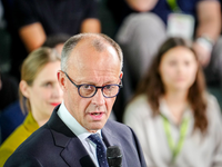 Es gibt einen neuen Papst - und Bundeskanzler Friedrich Merz gehört zu den ersten Gratulanten.  - Foto: Kay Nietfeld/dpa