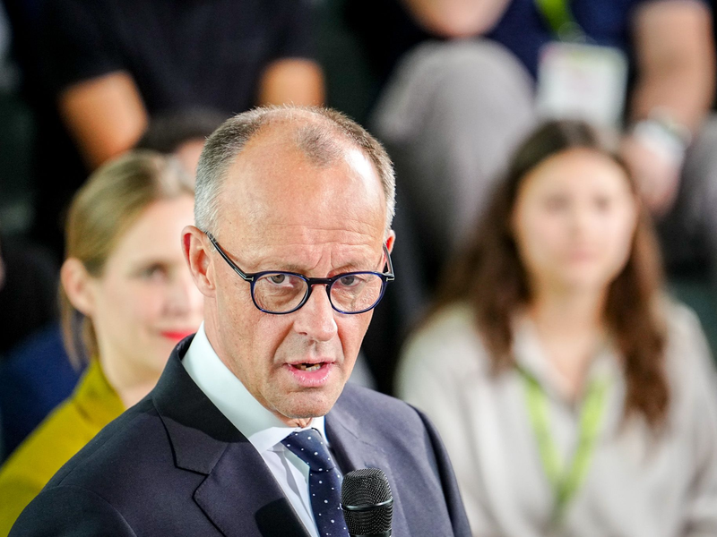 Es gibt einen neuen Papst - und Bundeskanzler Friedrich Merz gehört zu den ersten Gratulanten.  - Foto: Kay Nietfeld/dpa
