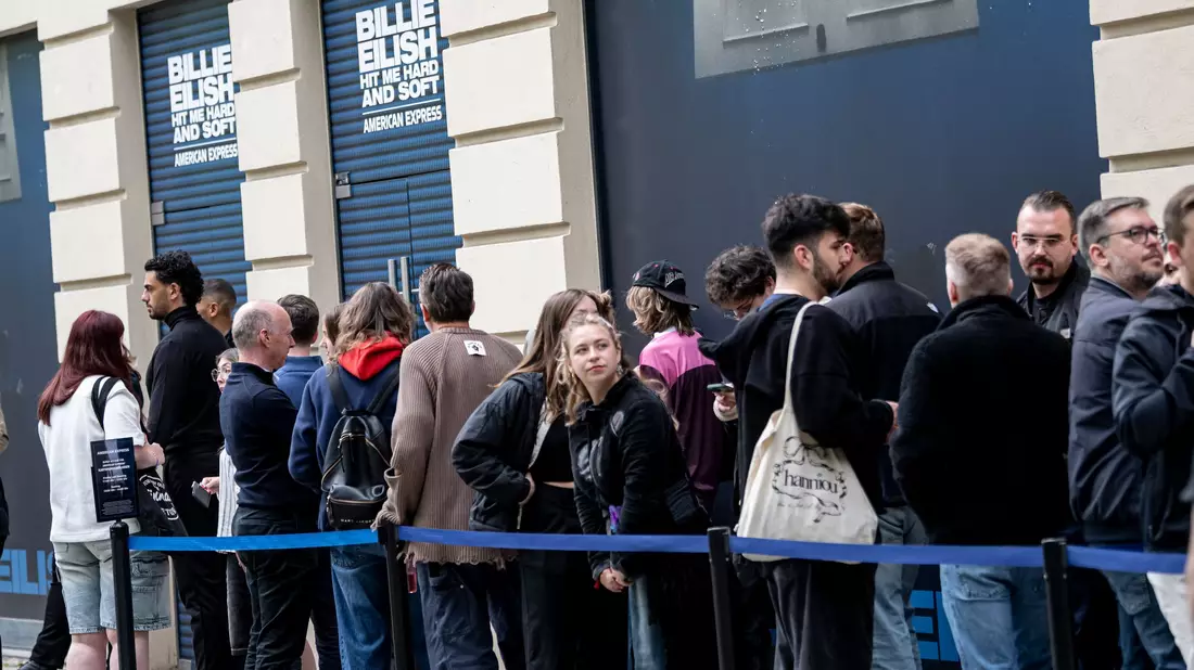 Fans von Billie Eilish kurz vor ihrem Treffen mit ihrem Idol. - Bild: Fabian Sommer/dpa