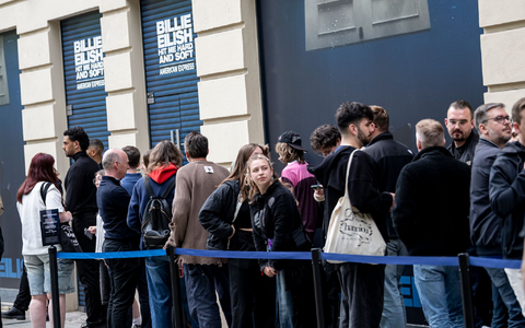 Fans von Billie Eilish kurz vor ihrem Treffen mit ihrem Idol. - Foto: Fabian Sommer/dpa