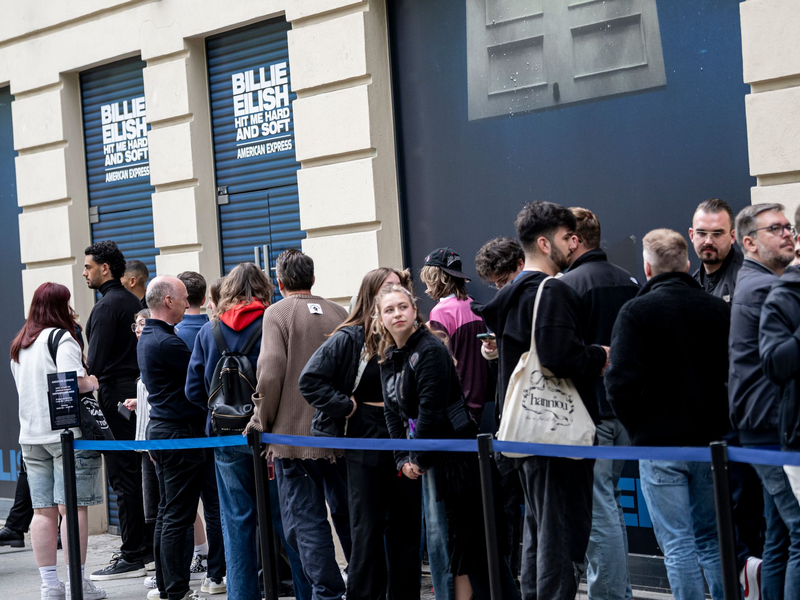 Fans von Billie Eilish kurz vor ihrem Treffen mit ihrem Idol. - Foto: Fabian Sommer/dpa