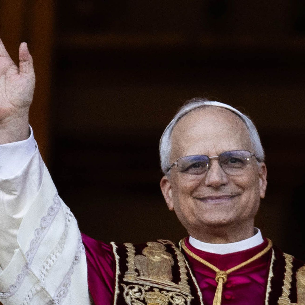 Kardinäle stehen auf einem Balkon des Petersdoms. Die Wahl des neuen Papstes hat nicht einmal 24 Stunden gedauert. - Foto: Oliver Weiken/dpa