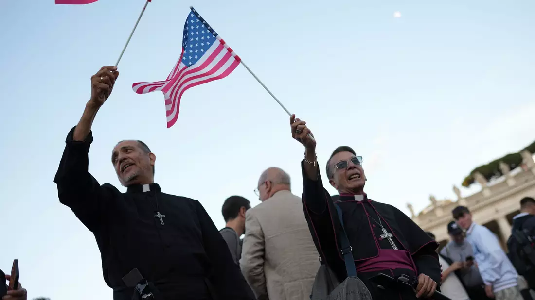Zum ersten Mal ist ein US-Amerikaner Oberhaupt der katholischen Kirche.  - Bild: Francisco Seco/AP/dpa