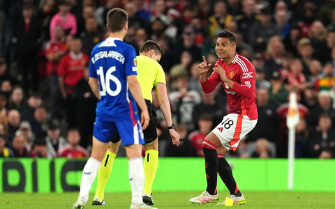 Stehen im Endspiel: Stürmer Rasmus Höjlund (l) und Manchester United. - Foto: Martin Rickett/PA Wire/dpa