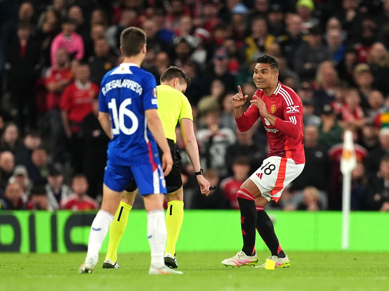 Stehen im Endspiel: Stürmer Rasmus Höjlund (l) und Manchester United. - Foto: Martin Rickett/PA Wire/dpa