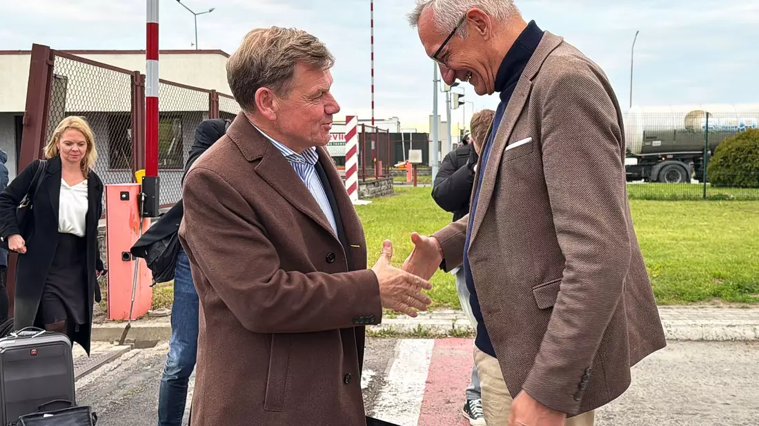Der neue Außenminister Wadephul (l.) wurde an der Grenze vom deutschen Botschafter in der Ukraine, Martin Jäger, begrüßt. - Bild: Jörg Blank/dpa